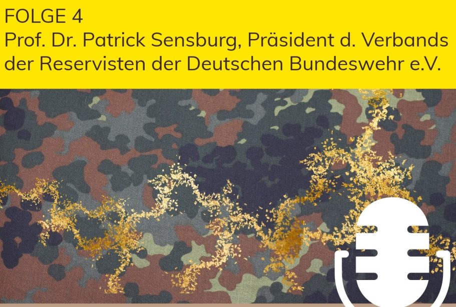Cover der Podcast-Folge 4 aus der Reihe ISS Truppenbesuch Grafik mit camouflagefarbenem Hintergrund und Mikrofon-Icon, Titel: Folge 4 mit Prof. Dr. P. Sensburg.