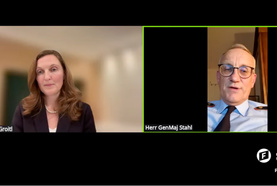 Screenshot Fokus Sicherheitspolitik Zwei Personen in Videokonferenz, eine Frau mit langen Haaren, ein Mann mit Brille.