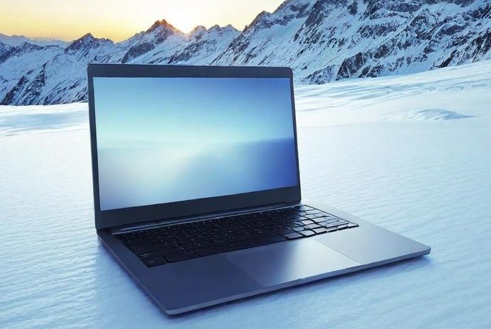 Symbolbild Beiträge in Zeitungen Rolle Zeitung auf einem Holz Tisch mit unscharfem grünem Hintergrund.