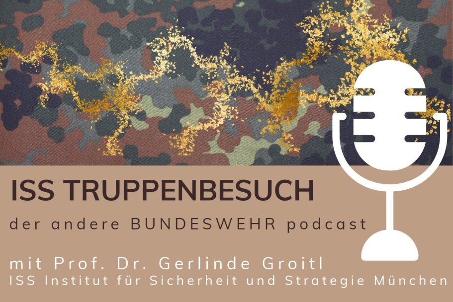 Cover der Podcast-Reihe ISS Truppenbesuch Hintergrund mit Bundeswehrflecktarn und Schriftzug für den Podcast ISS Truppenbesuch