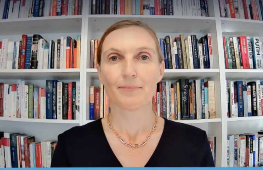 Interview mit BR Rundschau zum Alaska-Friedensgipfel Frau vor Bücherregal